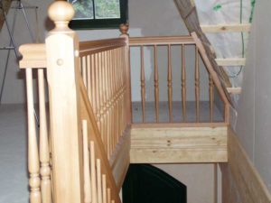 Holztreppe mit gedrechselten Geländerteilen