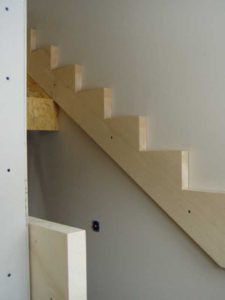 Podesttreppe aus Buche mit Treppenlauf