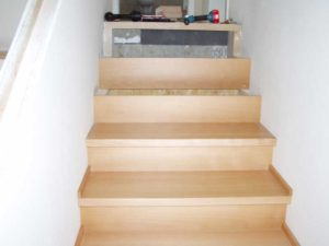 Podesttreppe aus Buche mit Treppenlauf