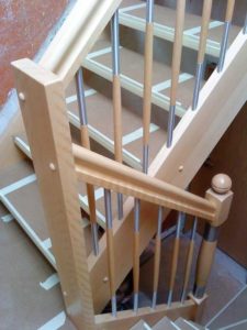 Podesttreppe aus massiver Buche und Geländer aus einer Holz-Edelstahl Kombination